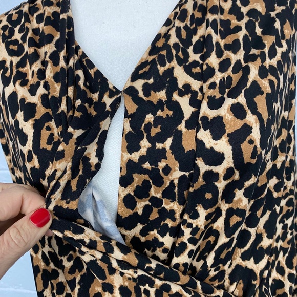 Veronica M ☀️ NWOT ☀️ Leopard Print Surplice Top - Picture 9 of 13